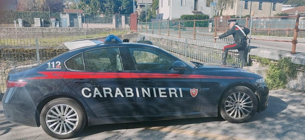 Sorpreso dai carabinieri sulla ciclabile getta la cocaina nel canale e cerca di sottrarsi al controllo: arrestato